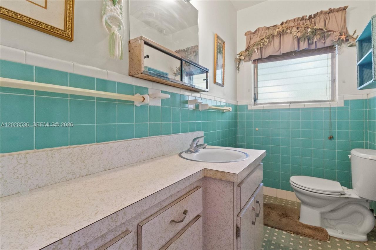 370 NE 165th St , Miami, FL 33162 Photo
