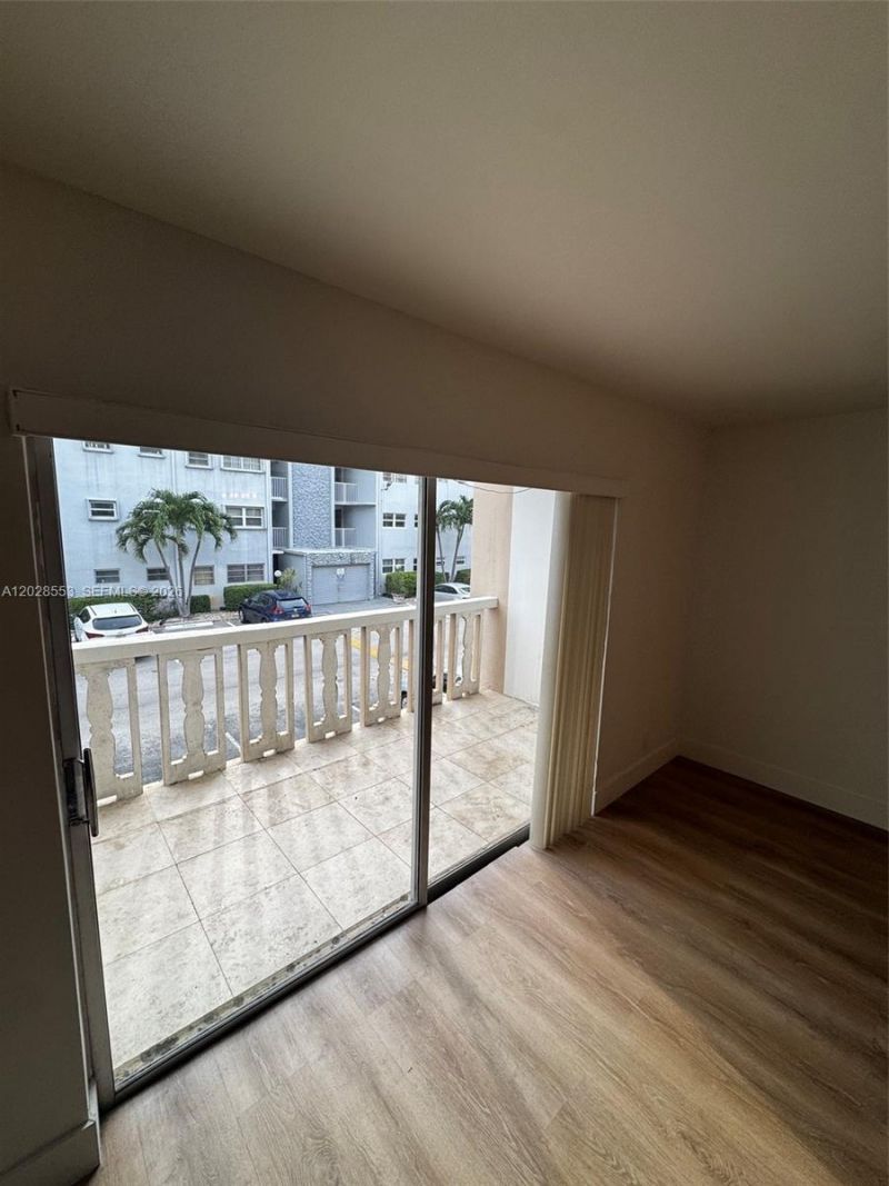 410 SE 2nd St, Unit 202, Hallandale Beach, FL 33009 Photo