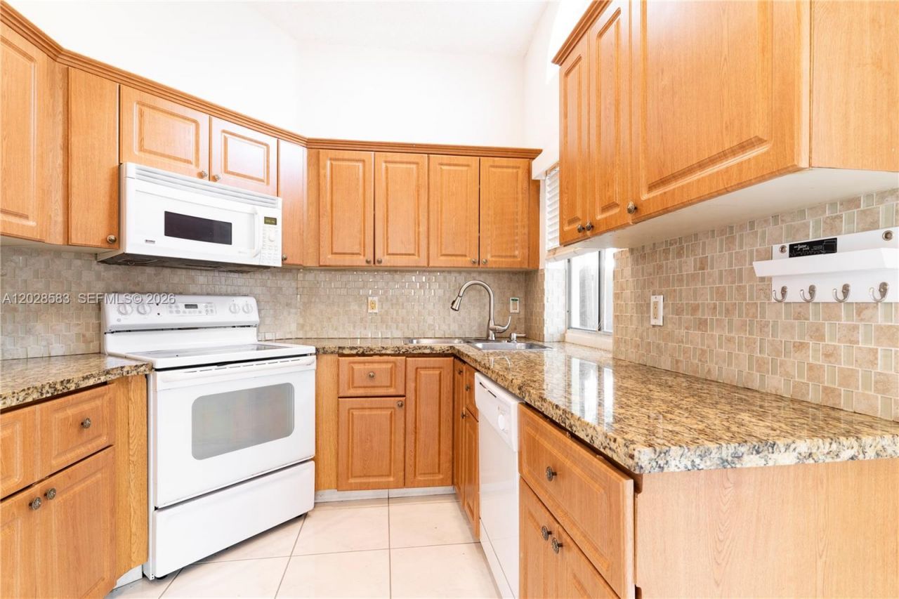 1341 Seagrape Cir , Weston, FL 33326 Photo