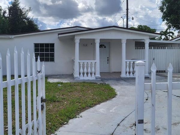 712 Hialeah Dr , Hialeah, FL 33010