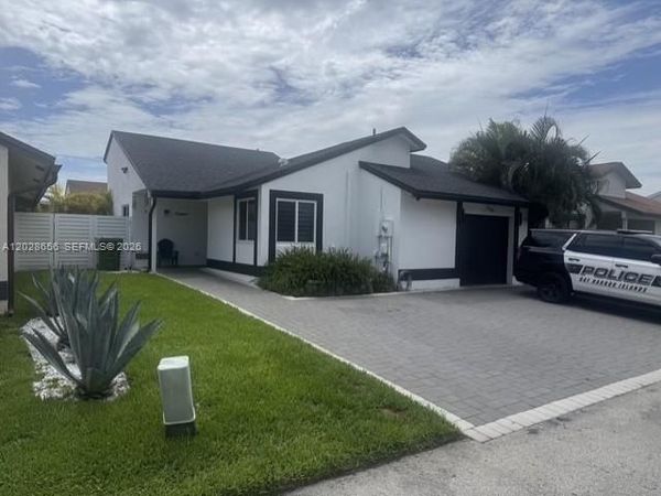 1131 SW 110th Ave , Pembroke Pines, FL 33025