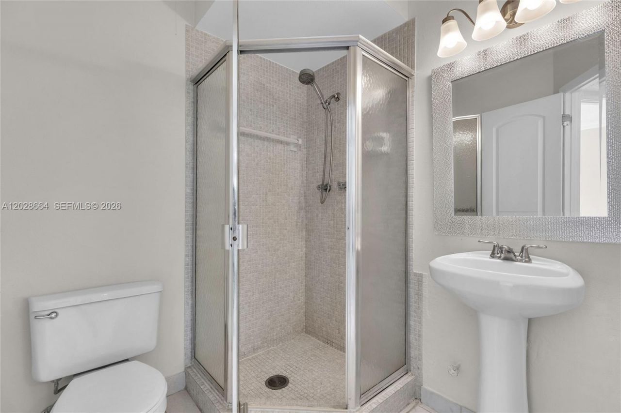 4805 NW 35th St , Unit 416, Lauderdale Lakes, FL 33319 Photo
