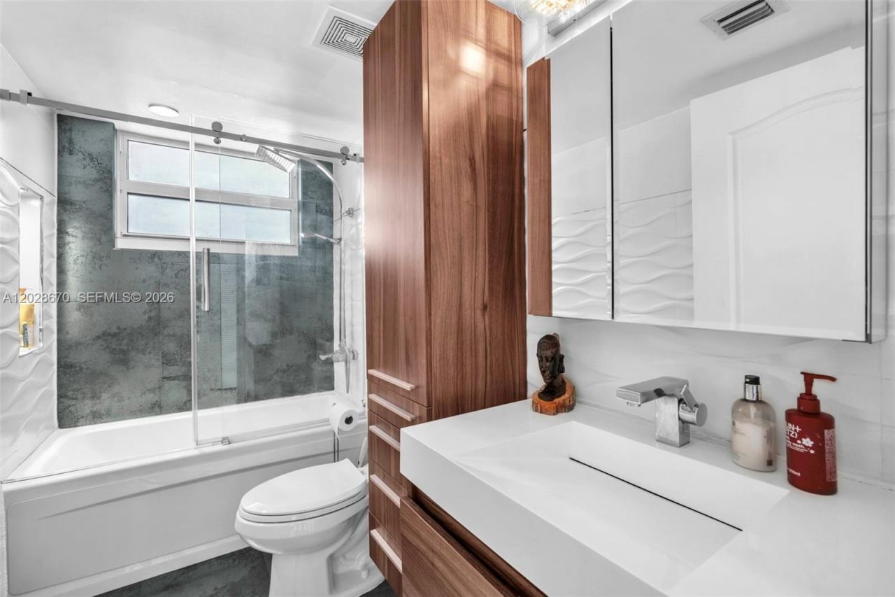 1200 Brickell Bay Dr, Unit 3123, Miami, FL 33131 Photo