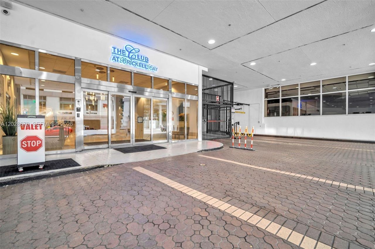 1200 Brickell Bay Dr, Unit 3123, Miami, FL 33131 Photo