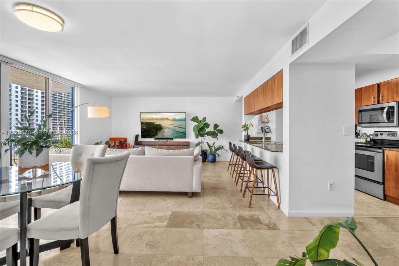 1200 Brickell Bay Dr, Unit 3123, Miami, FL 33131 Photo
