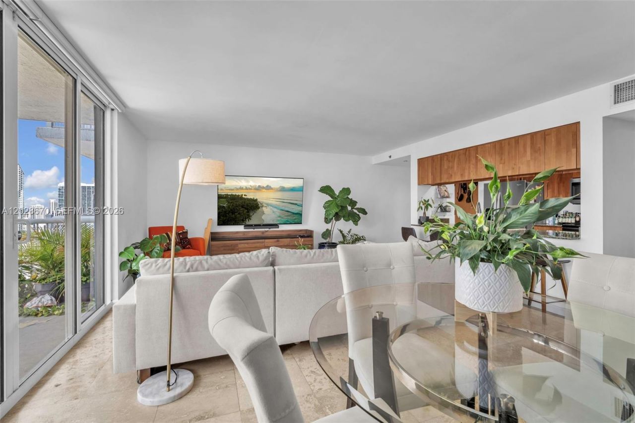 1200 Brickell Bay Dr, Unit 3123, Miami, FL 33131 Photo