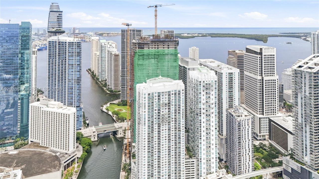 31 SE 5th St , Unit 2410, Miami, FL 33131 Photo