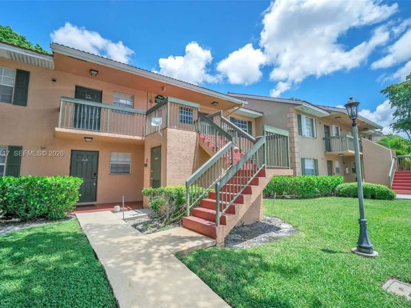 10369 NW 8th St , Unit 204, Pembroke Pines, FL 33026