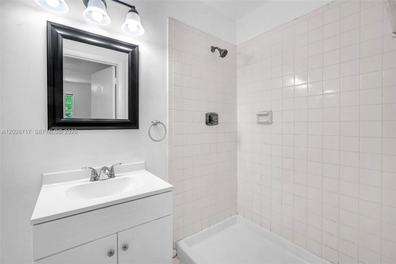 10369 NW 8th St , Unit 204, Pembroke Pines, FL 33026 Photo