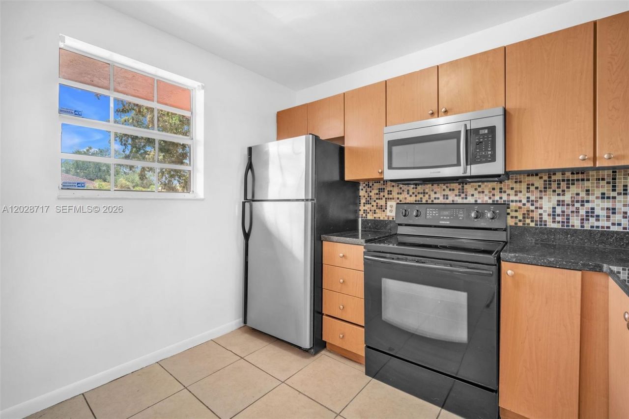 10369 NW 8th St , Unit 204, Pembroke Pines, FL 33026 Photo