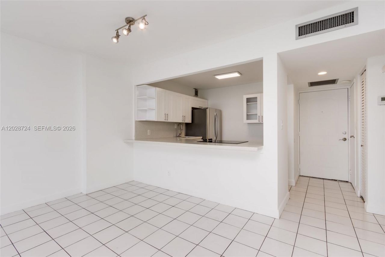 100 Bayview Dr , Unit 1102, Sunny Isles Beach, FL 33160 Photo