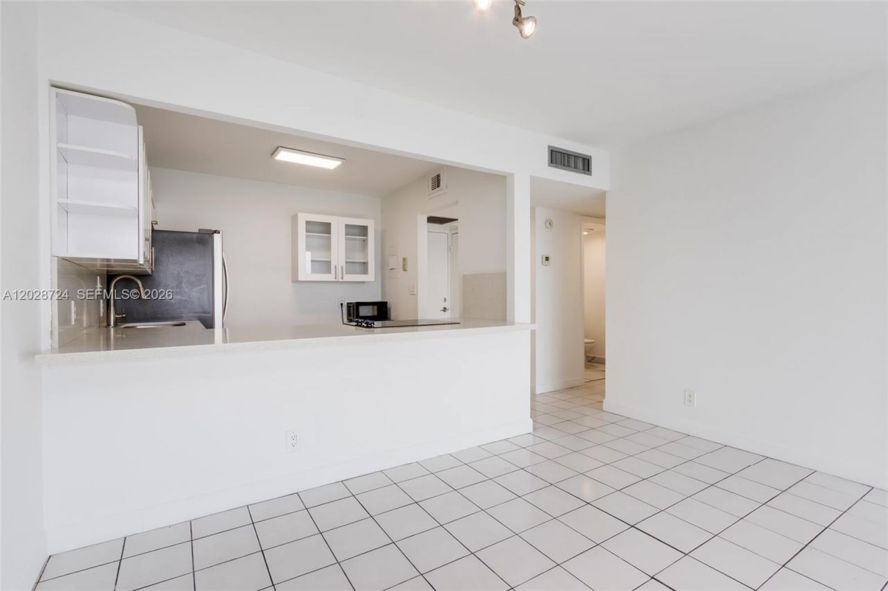 100 Bayview Dr , Unit 1102, Sunny Isles Beach, FL 33160 Photo