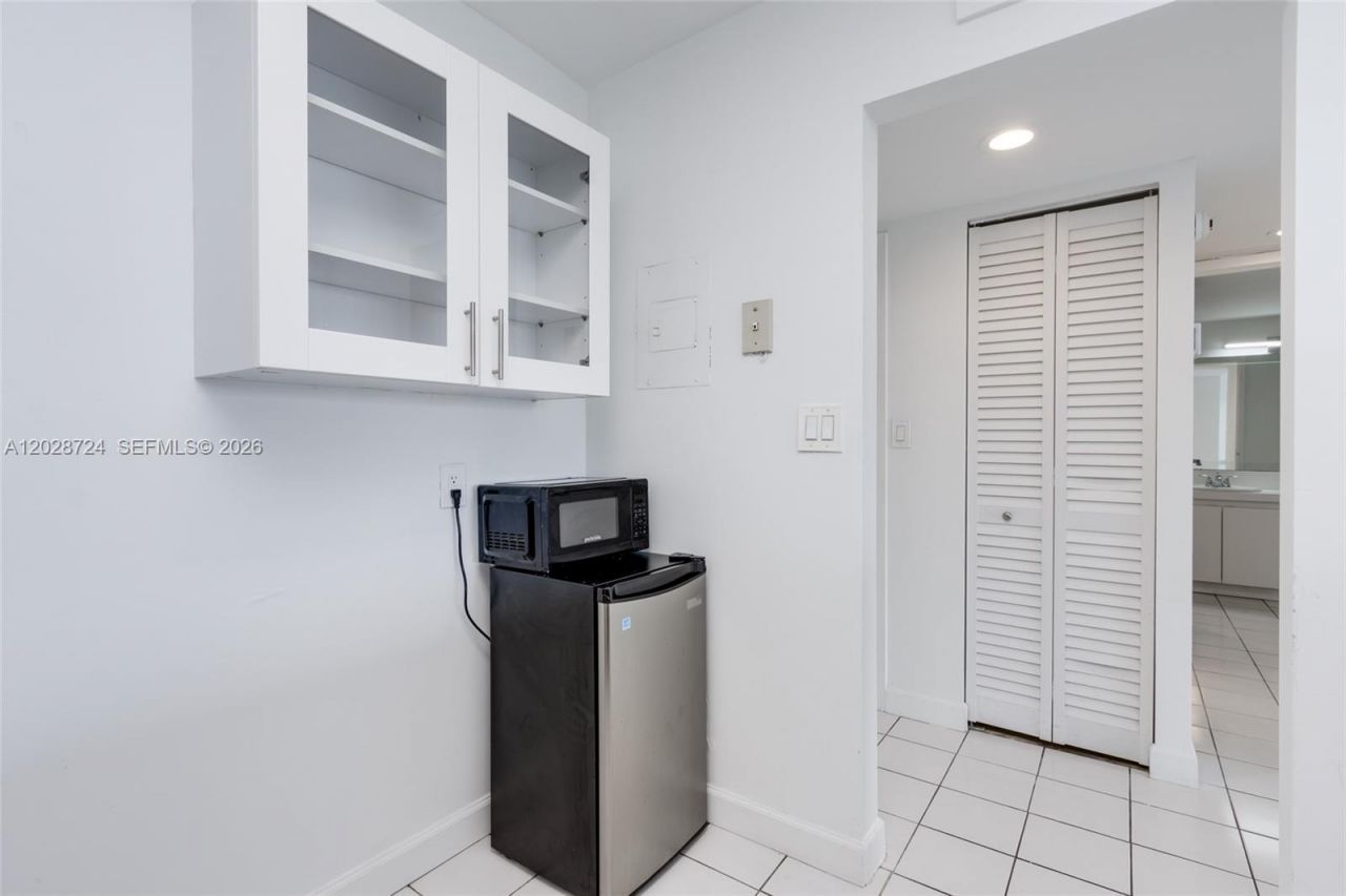 100 Bayview Dr , Unit 1102, Sunny Isles Beach, FL 33160 Photo