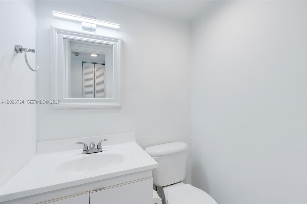 100 Bayview Dr , Unit 1102, Sunny Isles Beach, FL 33160 Photo
