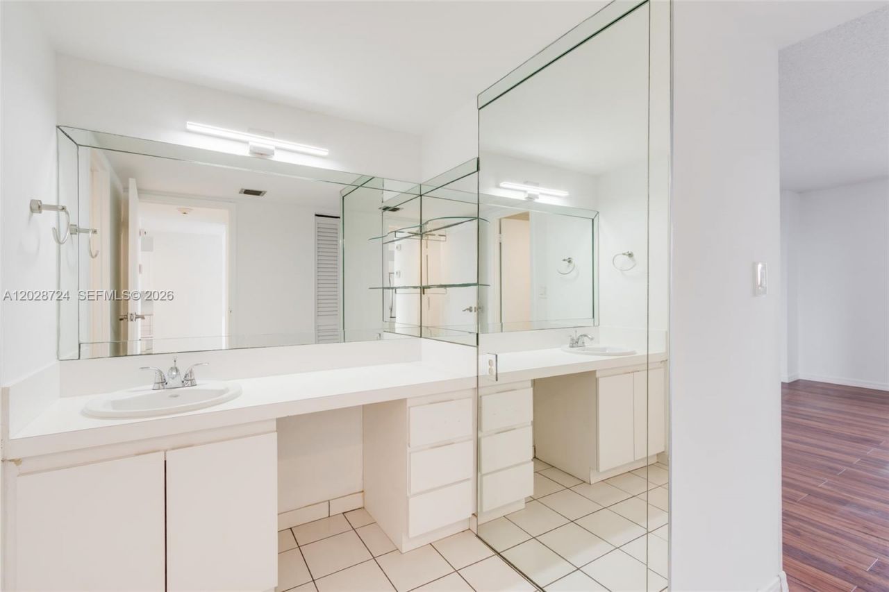 100 Bayview Dr , Unit 1102, Sunny Isles Beach, FL 33160 Photo