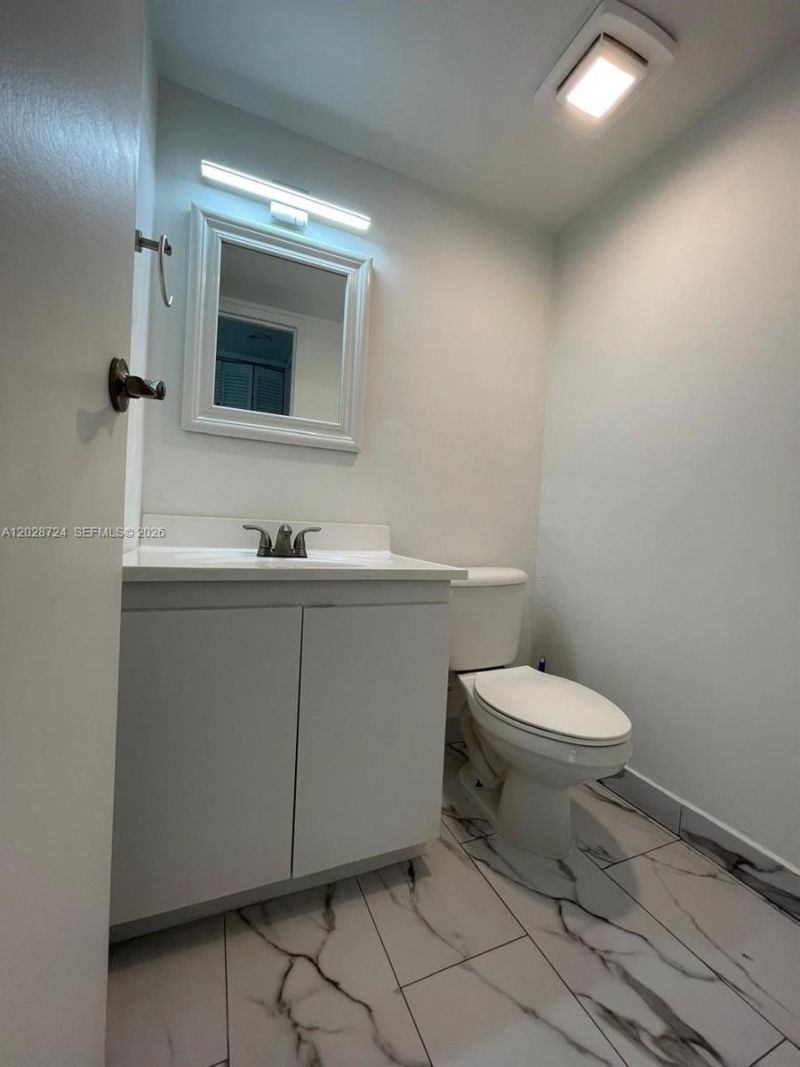 100 Bayview Dr , Unit 1102, Sunny Isles Beach, FL 33160 Photo