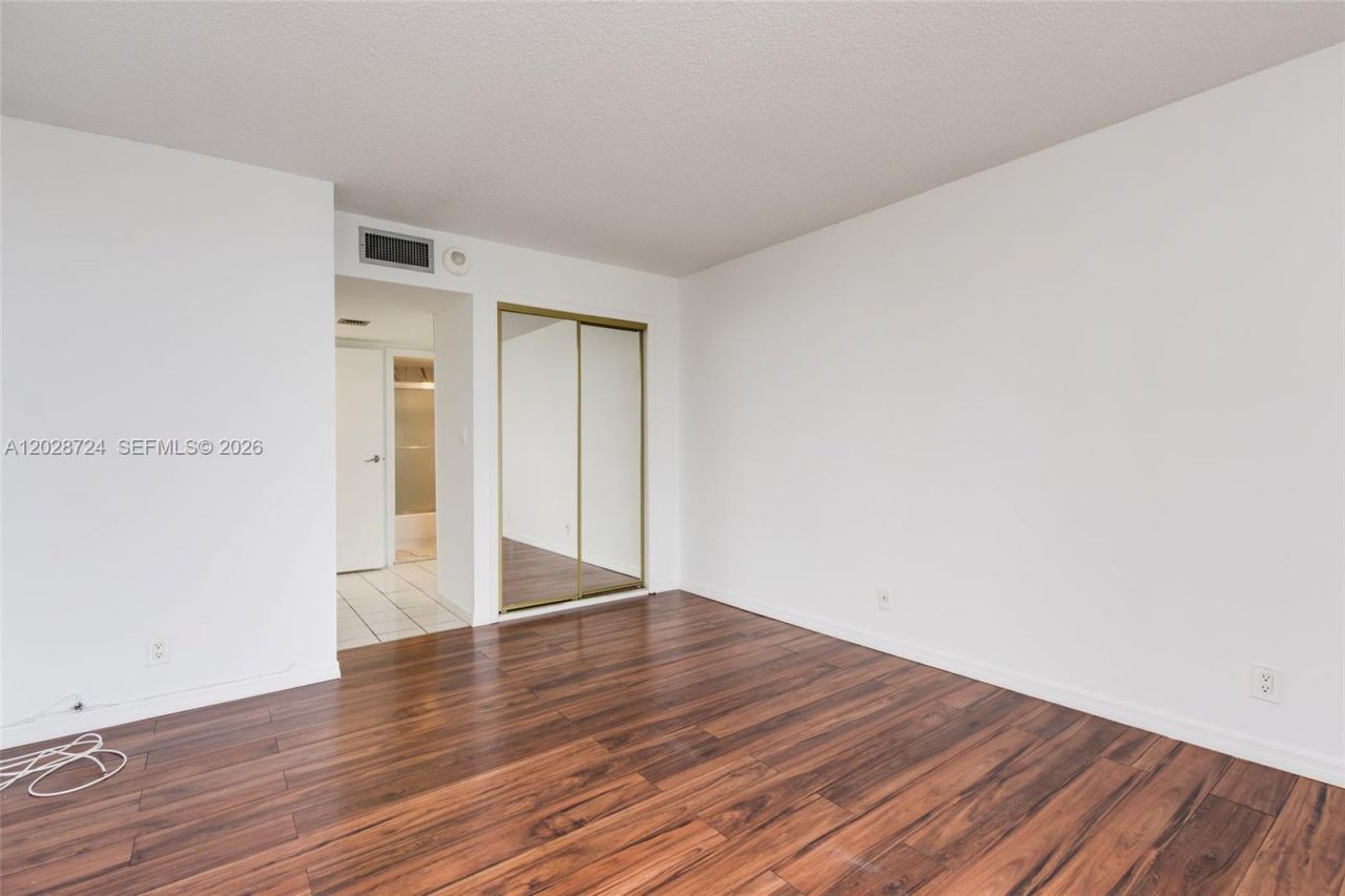 100 Bayview Dr , Unit 1102, Sunny Isles Beach, FL 33160 Photo