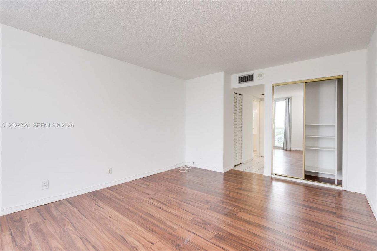 100 Bayview Dr , Unit 1102, Sunny Isles Beach, FL 33160 Photo