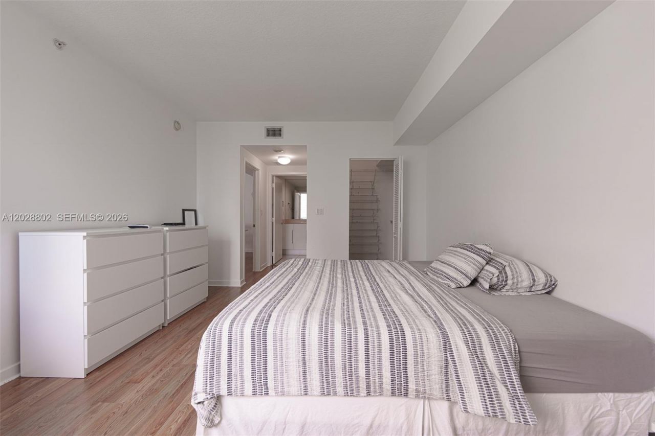 325 S Biscayne Blvd , Unit 821, Miami, FL 33131 Photo