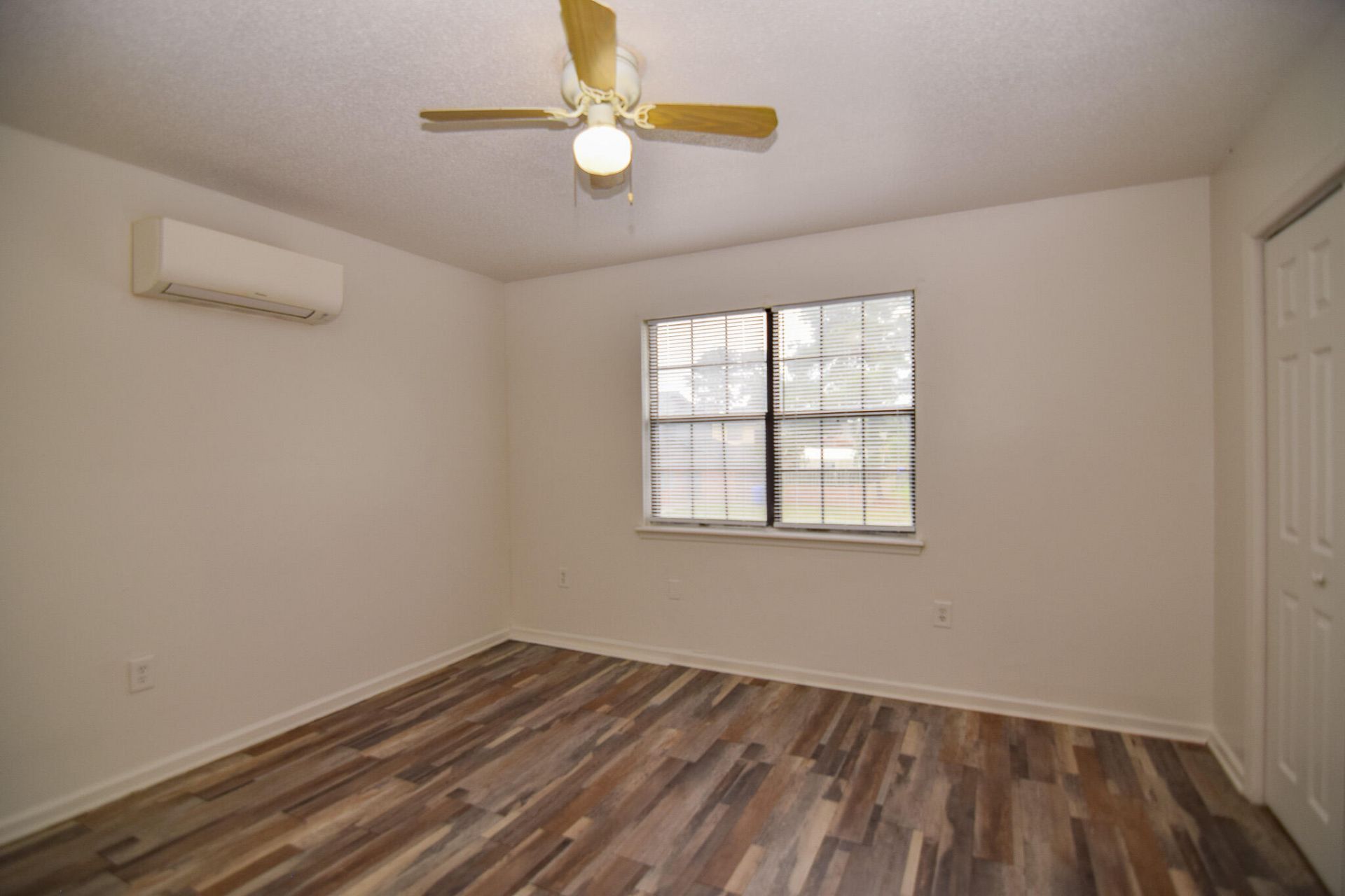 7776 Wayfield Circle Photo 8