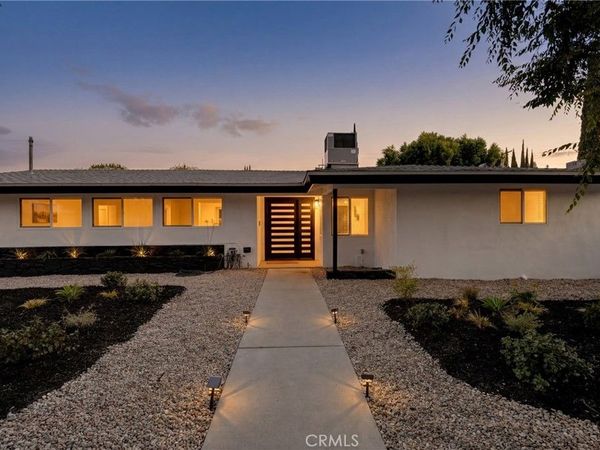 20540 Oxnard Street, Woodland Hills, CA 91367
