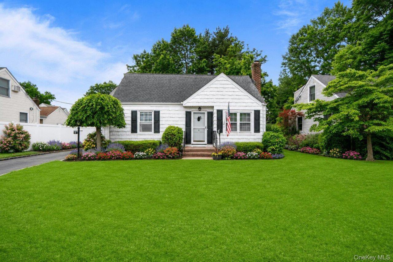 4 Birch Place , Glen Cove, NY 11542 Main Photo