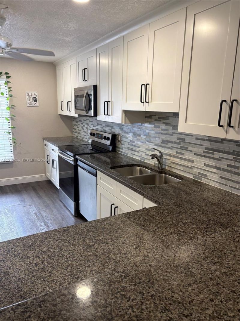 9810 NW 10th St , Unit 88, Pembroke Pines, FL 33024 Photo