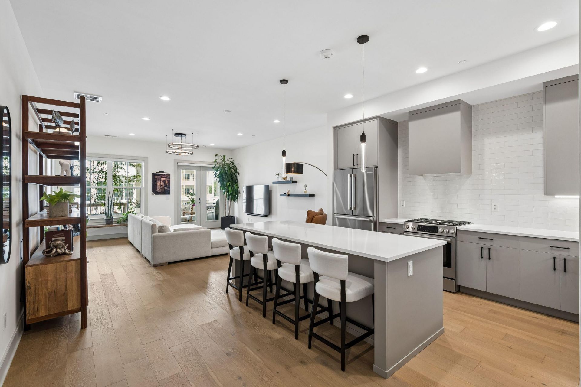 320 Longshore Street Photo 4
