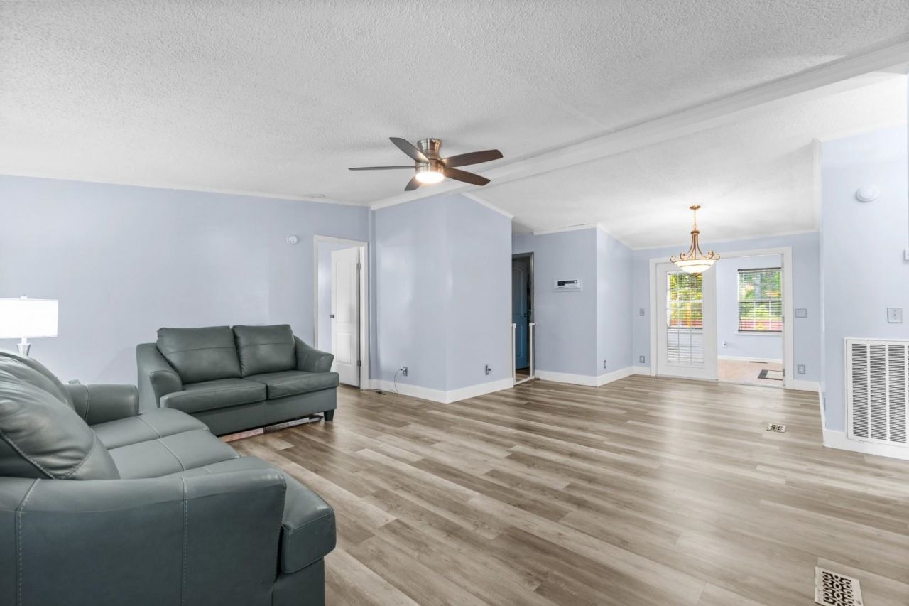 3279 Lyndon Dr.  Photo 4