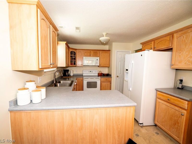 316 Brookpoint Street NW, North Canton, OH 44720 Photo 9