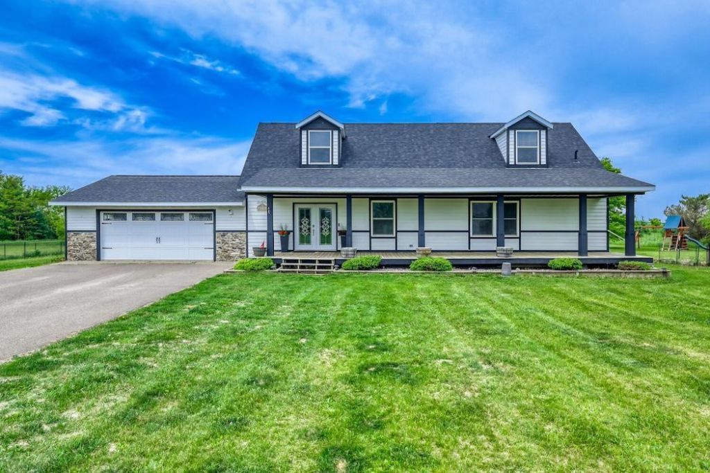 706 County Road H , New Richmond, WI 54017