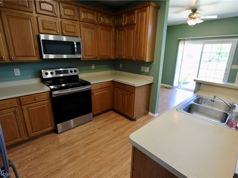 27242 Emerald Oval S, Olmsted Township, OH 44138 Photo 10