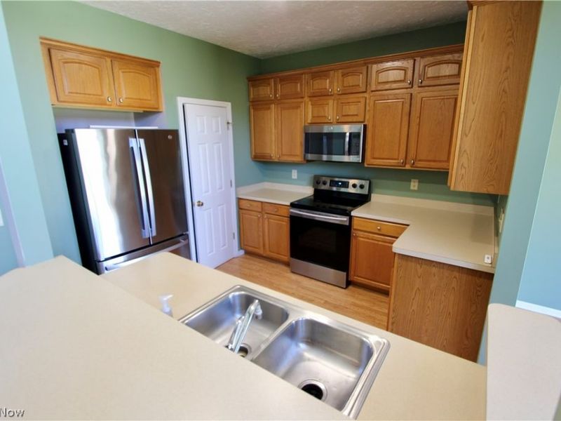 27242 Emerald Oval S, Olmsted Township, OH 44138 Photo 12