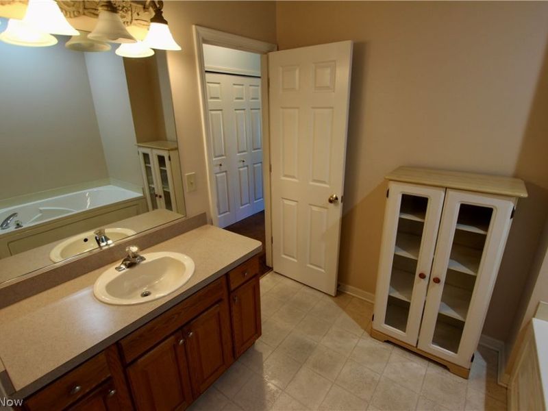 27242 Emerald Oval S, Olmsted Township, OH 44138 Photo 16