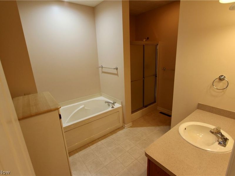 27242 Emerald Oval S, Olmsted Township, OH 44138 Photo 17