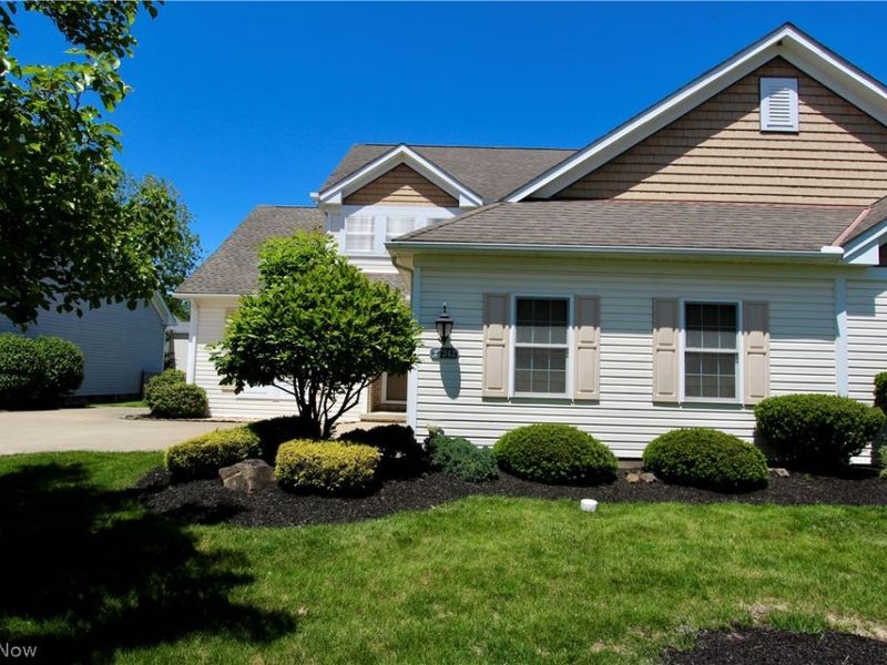 27242 Emerald Oval S, Olmsted Township, OH 44138 Photo 2