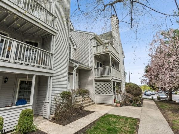 8 Quartz Ln, Paterson, NJ 07501