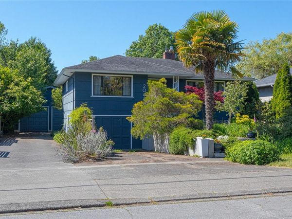 2047 Neil St , Oak Bay, BC V8R 3E1