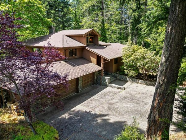 999 lohbrunner Rd , Saanich, BC V8X 4K4