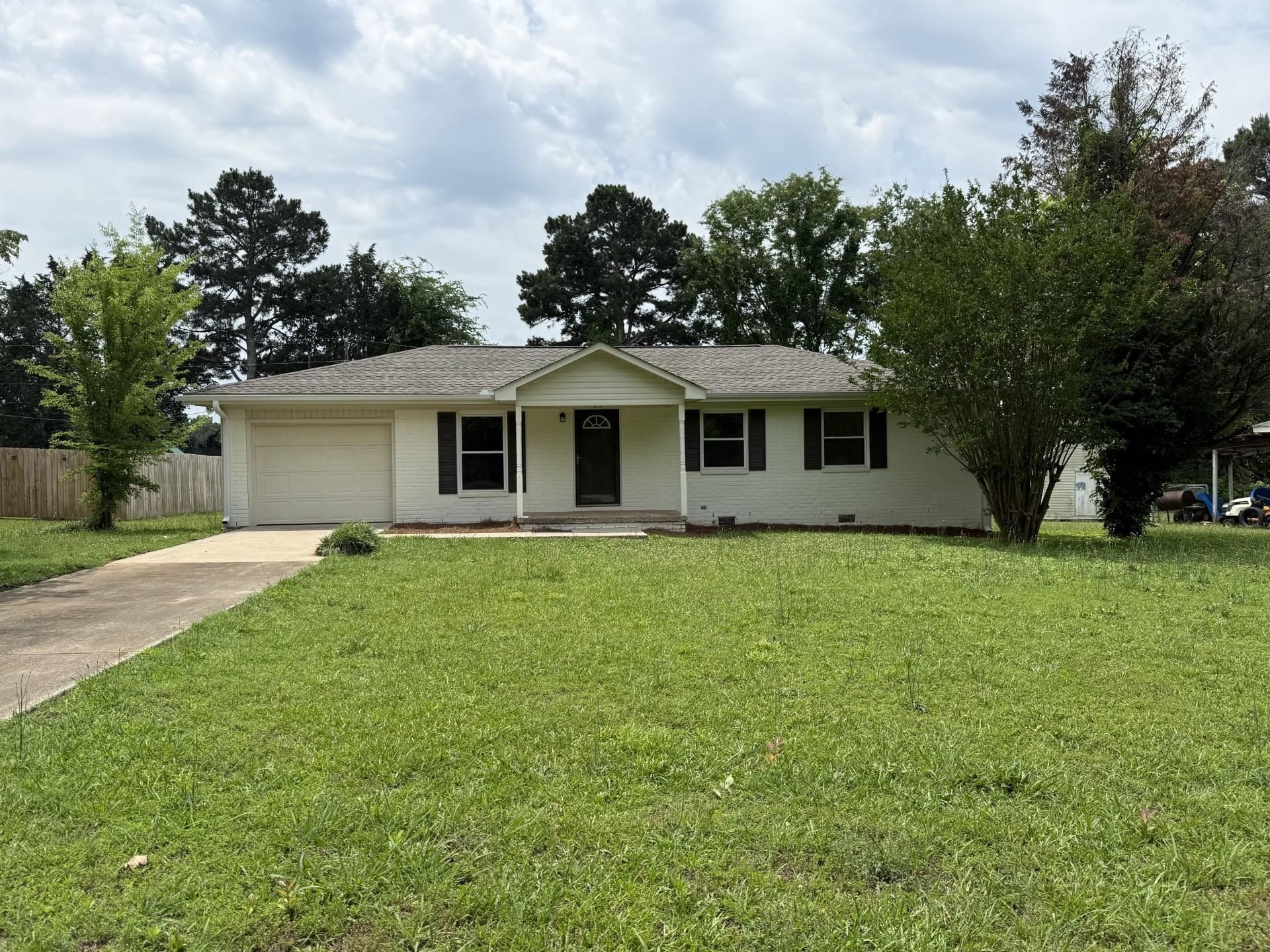 373 Chandler Dr, Florence, AL 35633 Main Photo