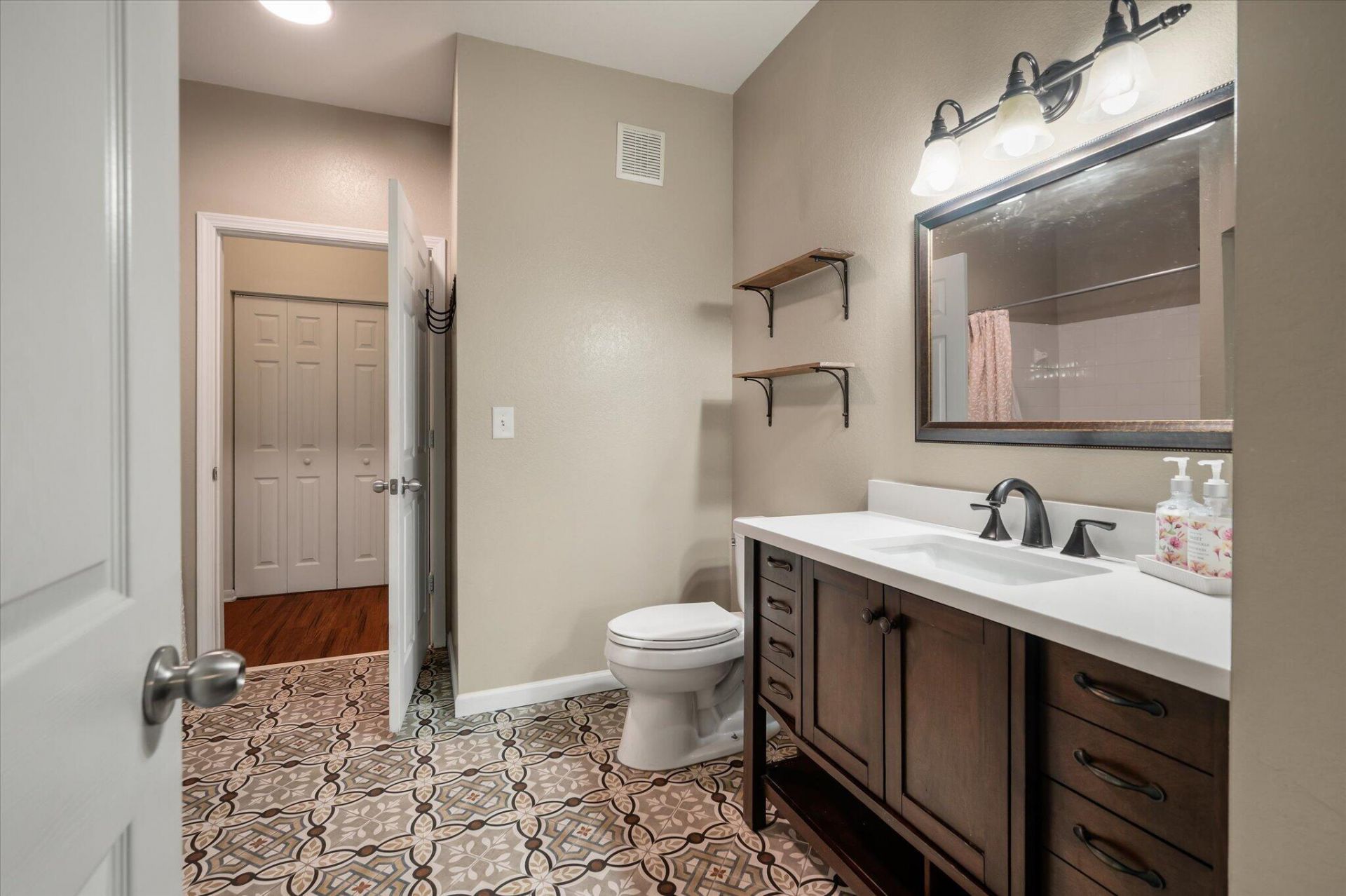 60 Fenwick Hall Alley Photo 29