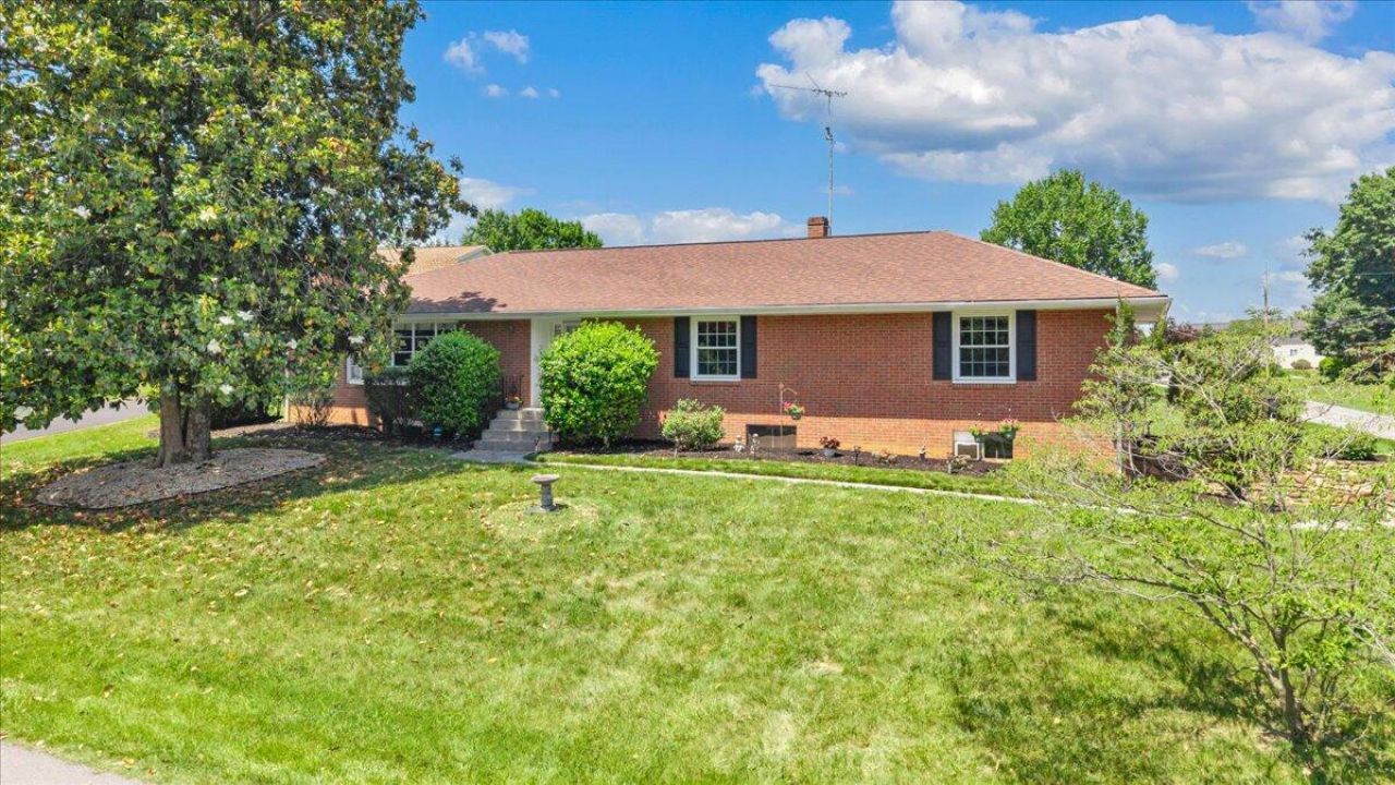 2124 Bridle Ln, Roanoke, VA 24018 Main Photo