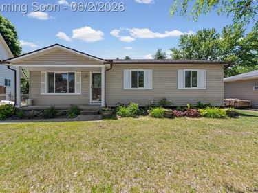 315 Airport Drive, Holly Vlg, MI 48442