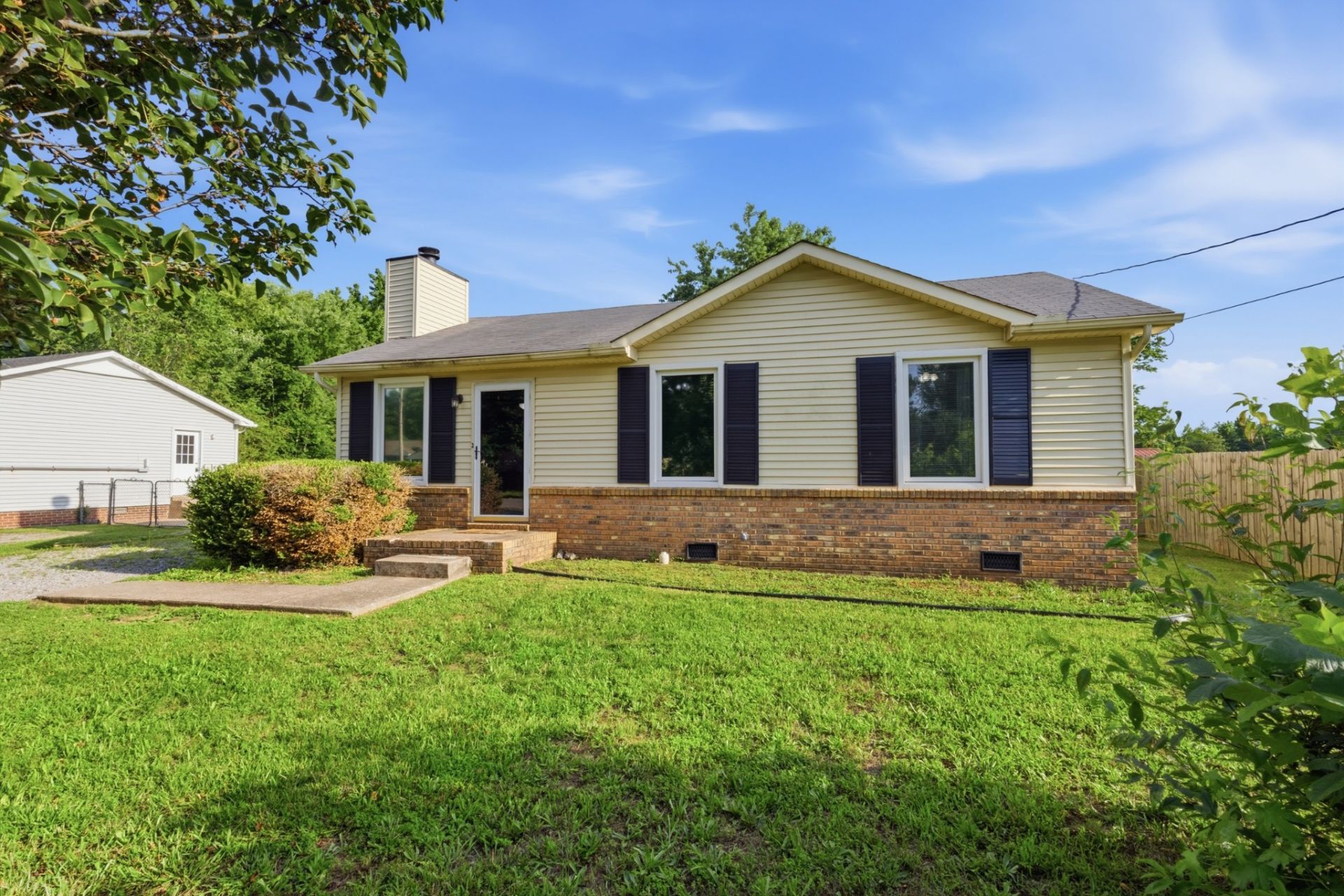 688 Debbie Dr, Clarksville, TN 37042 Main Photo