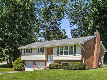 26 LAUREL DRIVE, HANOVER, PA 17331