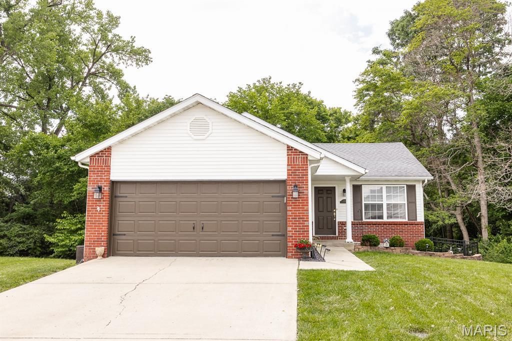 102 Bayridge Court , Glen Carbon, IL 62034 Main Photo