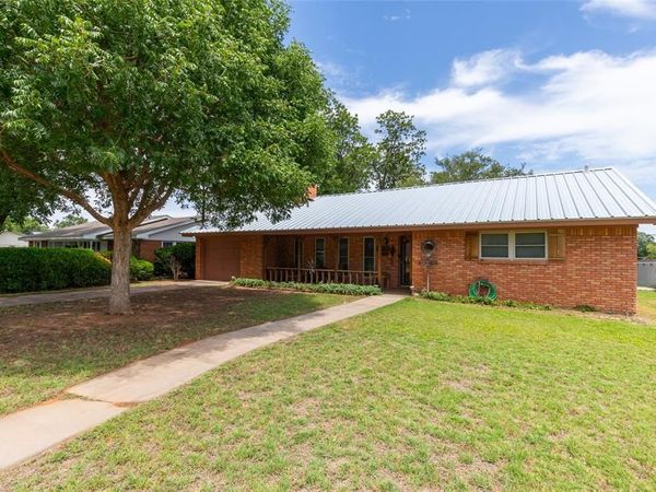 1800 N Avenue F , Haskell, TX 79521