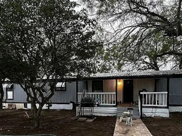 700 Lopez St, George West, TX 78022