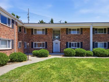 31831 Grand River Avenue, Farmington, MI 48336