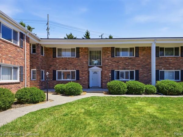 31831 Grand River Avenue, Farmington, MI 48336